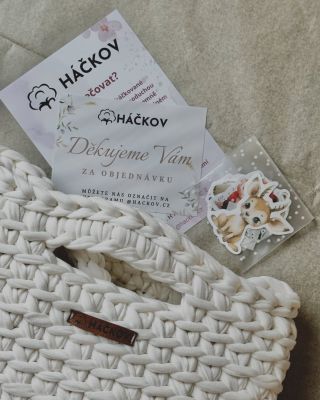 Ke každé háčkované kabelce přidáváme kartičku jak pečovat a náhodné samolepky. 🌸 Každá jedna objednávka nás těší a jsme...